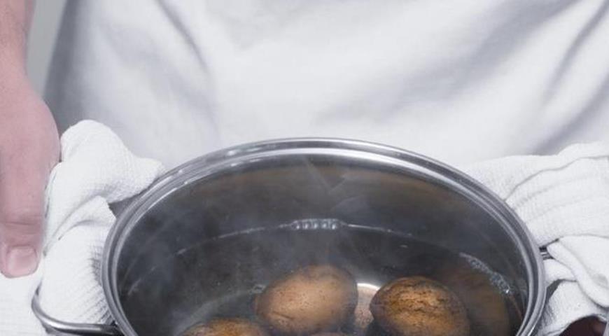 Фото приготовления рецепта: Салат с копченой курицей и картофелем, шаг №1