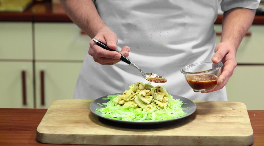 Фото приготовления рецепта: Тайский салат с кальмарами, шаг №6