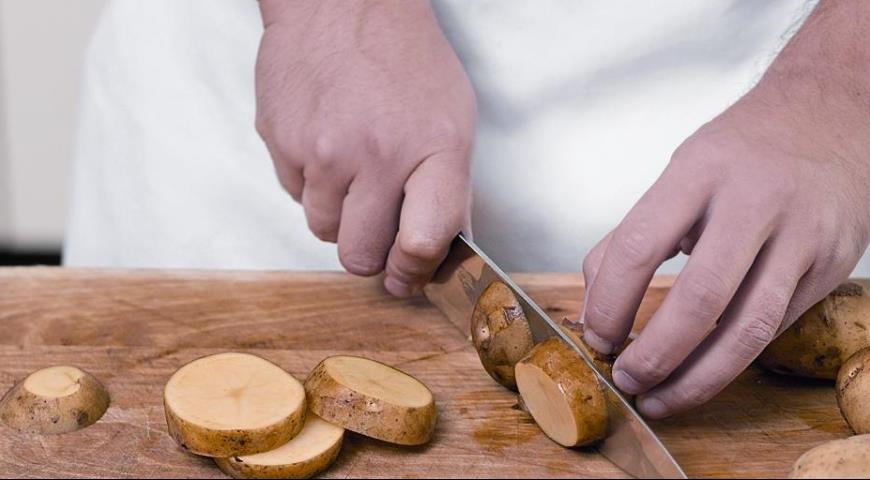 Фото приготовления рецепта: Острый картофель с сыром, шаг №1