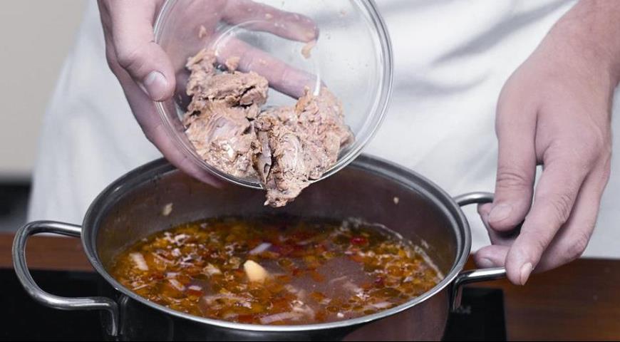 Фото приготовления рецепта: Суп из картофеля с тунцом, шаг №3