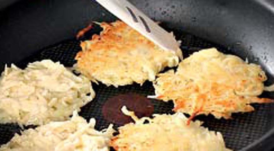 Фото приготовления рецепта: Драники картофельные с луком, шаг №3
