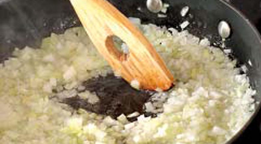 Фото приготовления рецепта: Драники картофельные с луком, шаг №1