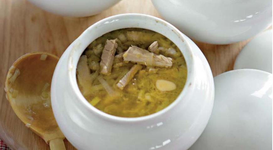 Горшочек супа из индейки с перловой крупой, луком-пореем и кориандром 