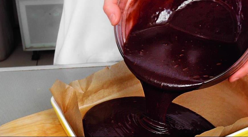 Фото приготовления рецепта: Шоколадные пирожные с вишней, шаг №1