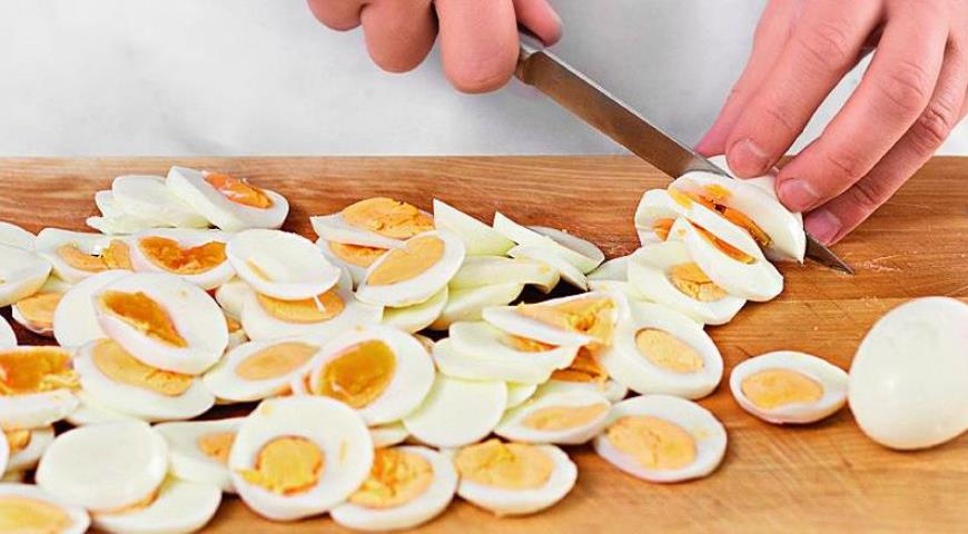 Фото приготовления рецепта: Пирог из яиц с луком и печенью трески, шаг №1