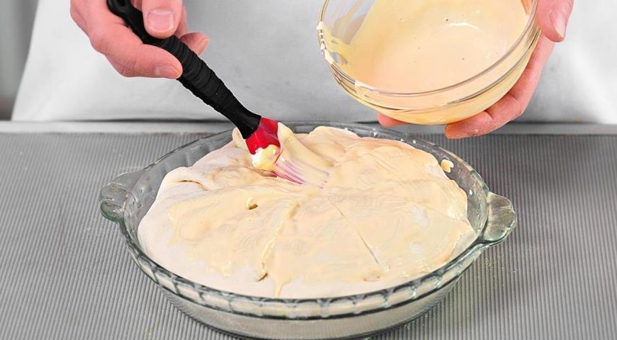 Фото приготовления рецепта: Пирог из яиц с луком и печенью трески, шаг №3