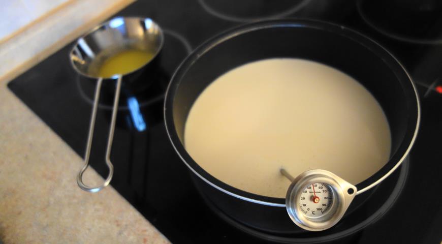 Нагреть молоко и растопить сливочное масло для приготовления блинов