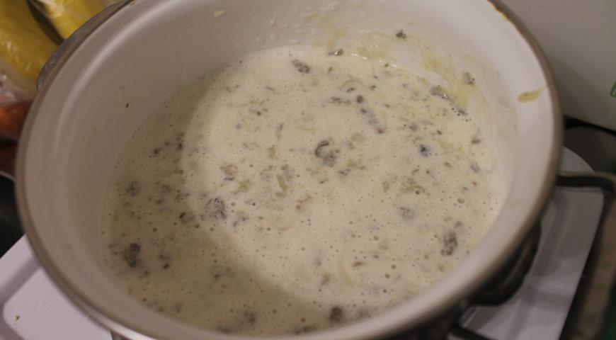 Переложить массу в кастрюлю, добавить сливки и довести крем-суп до кипения