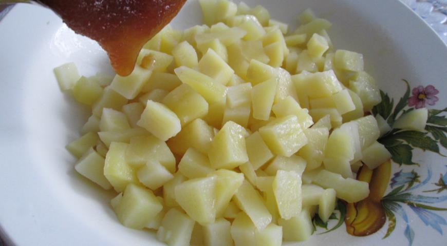 Перемешать тушеные яблоки с медом для приготовления начинки
