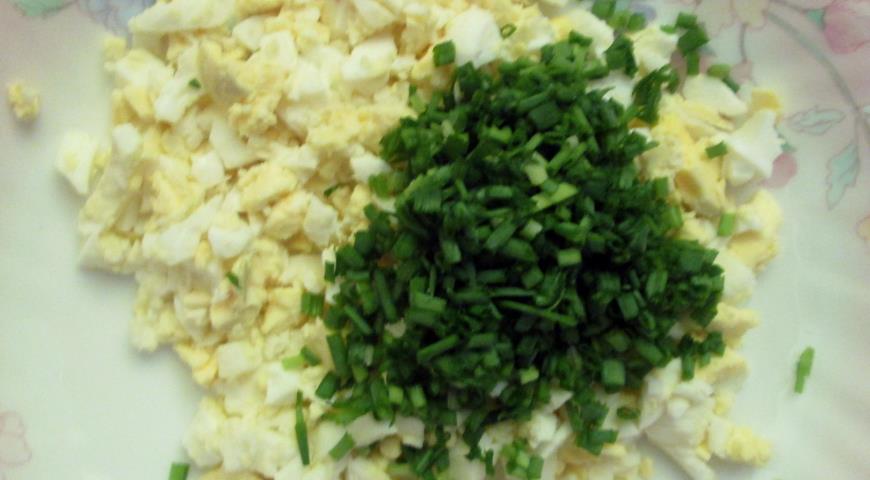 Приготовить начинку для блинчиков из вареных яиц и зеленого лука