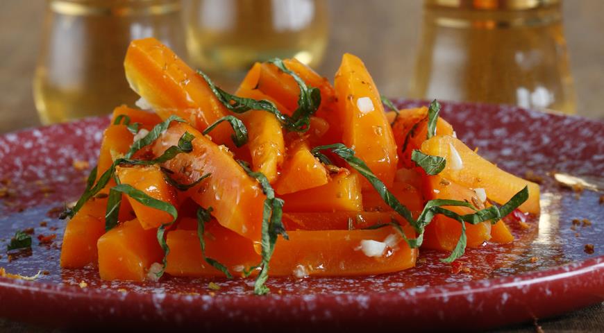 Теплый морковный салат со специями 