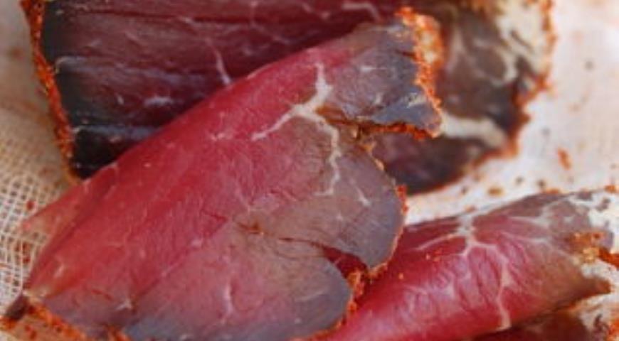 Натереть свиное мясо специями и убрать в холодильник на 7 дней