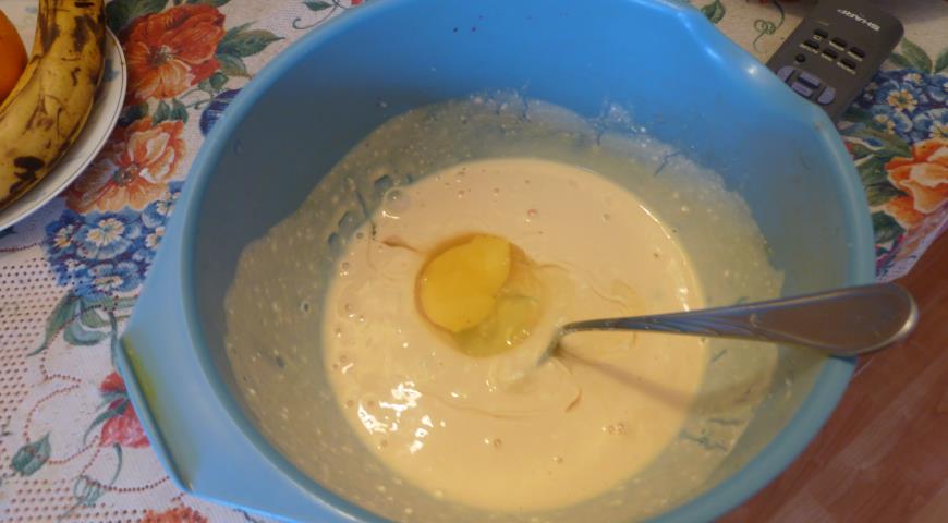 Добавить в блинное тесто яйцо