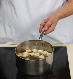Фото приготовления рецепта: Картофель фри в кастрюле, шаг №4