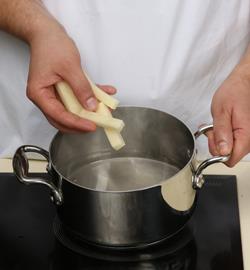 Фото приготовления рецепта: Картофель фри в кастрюле, шаг №1