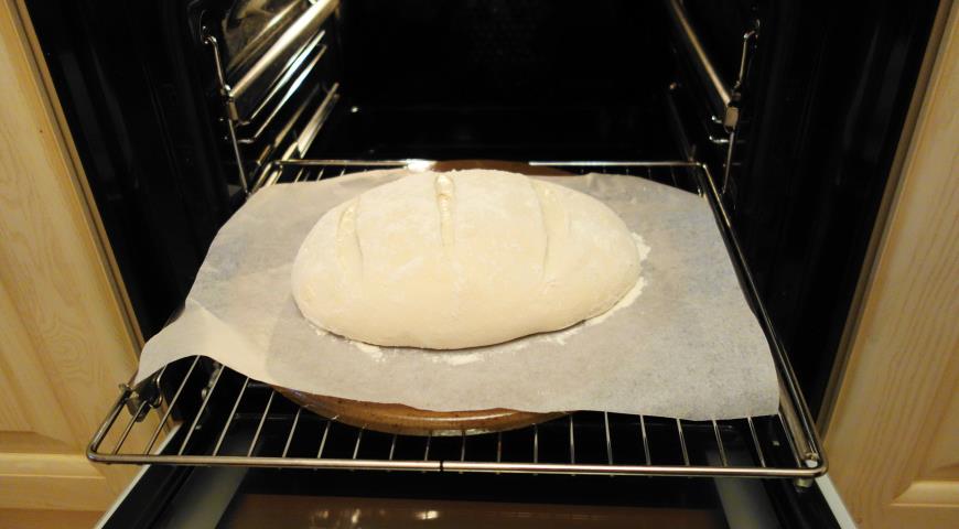 Переместить тесто для хлеба на противень для выпекания
