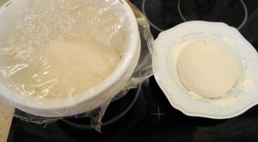 Сформировать из части теста для хлеба шар 
