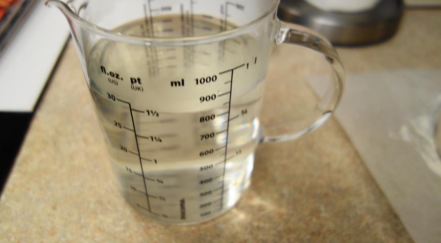 Подготовить полтора стакана воды для выпекания теста