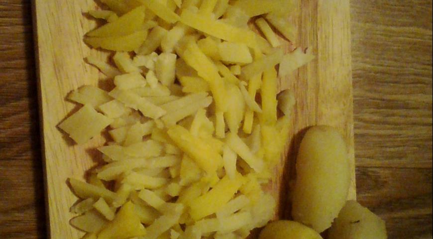 Отварить и нарезать картофель для салата