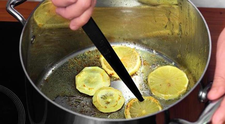 Фото приготовления рецепта: Курица с лимоном и оливками , шаг №3