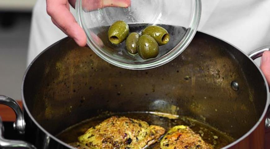 Фото приготовления рецепта: Курица с лимоном и оливками , шаг №6
