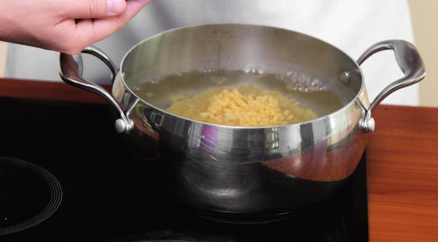 Фото приготовления рецепта: Макароны с цветной капустой в стиле мак энд чиз, шаг №2