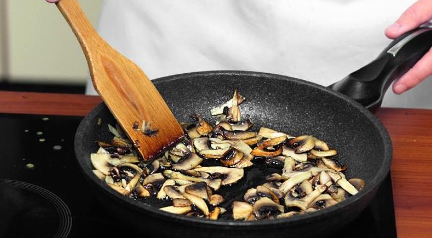 Фото приготовления рецепта: Суп из тыквы с грибами и кальмарами , шаг №3