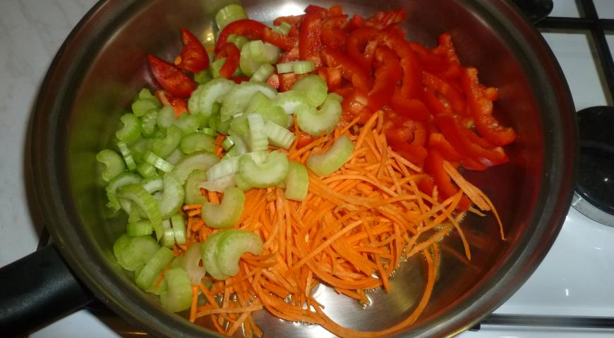 Нарезать овощи для приготовления коричневого риса с миндалем