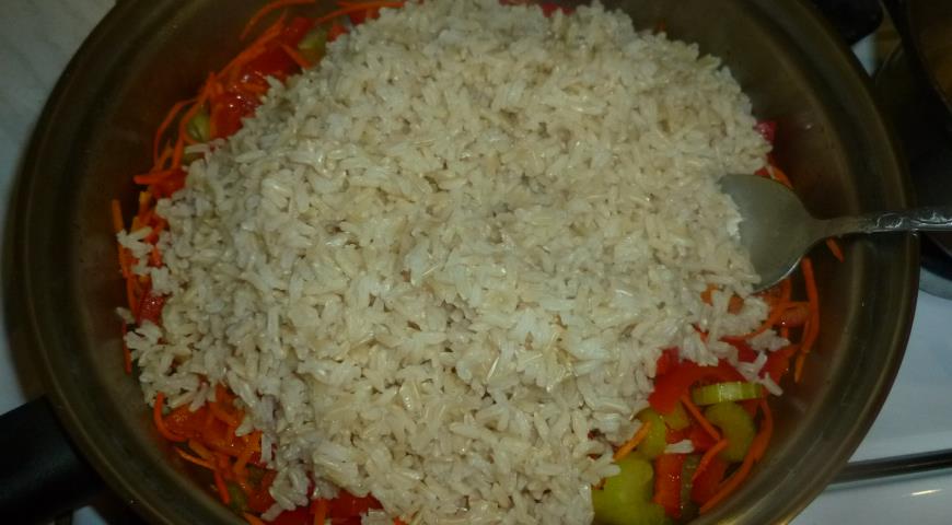 Добавить к овощам коричневый рис и специи