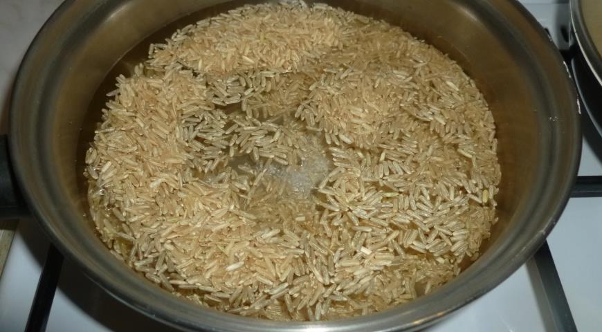 Отварить коричневый рис до готовности