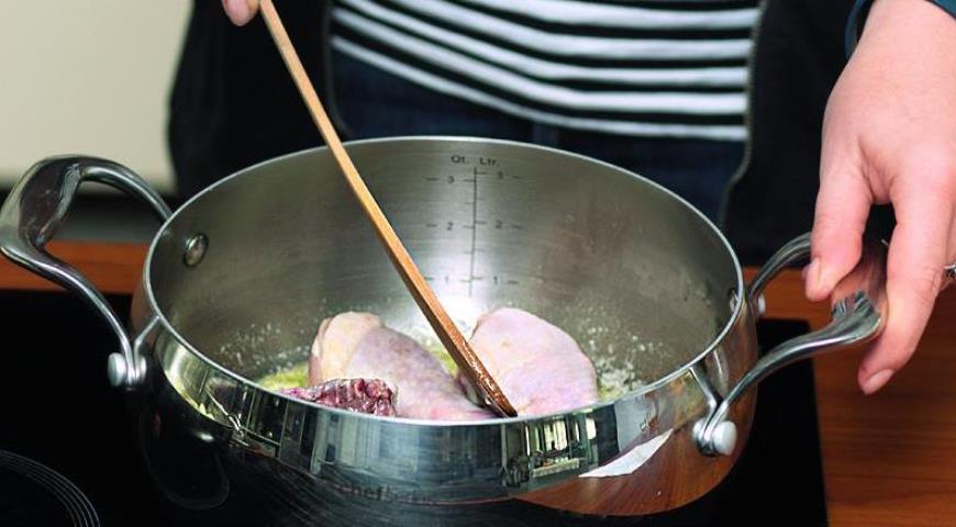 Фото приготовления рецепта: Курица с грушами в луково-медовом соусе, шаг №1