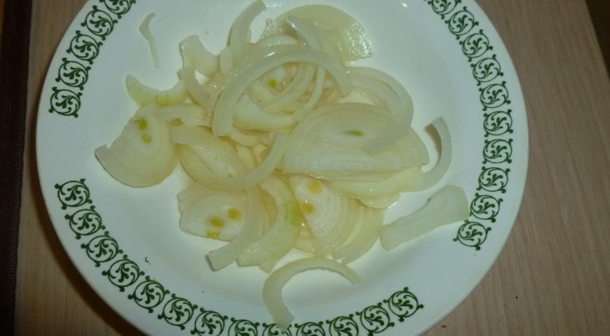 Нарезать лук и замариновать в уксусе и лимонном соке для приготовления салата