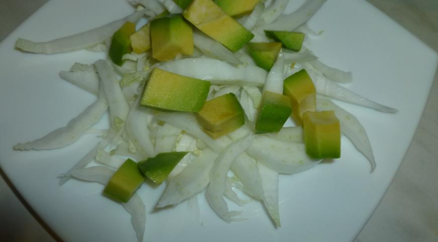 Нарезать авокадо и пекинскую капусту для салата
