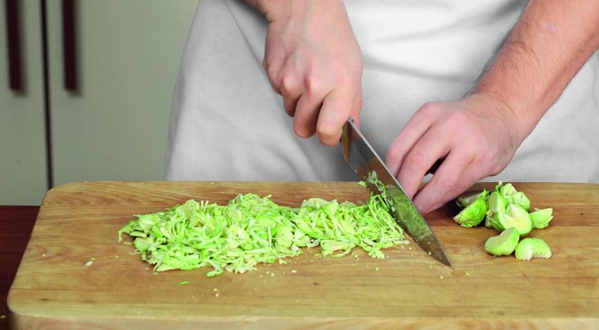 Фото приготовления рецепта: Салат из киноа и чечевицы с брюссельской капустой, шаг №1