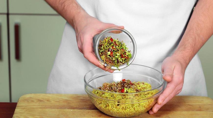 Фото приготовления рецепта: Салат из киноа и чечевицы с брюссельской капустой, шаг №3