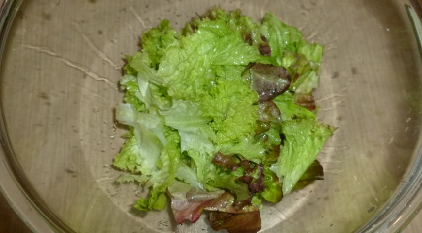 Выложить в емкость для подачи салатные листья