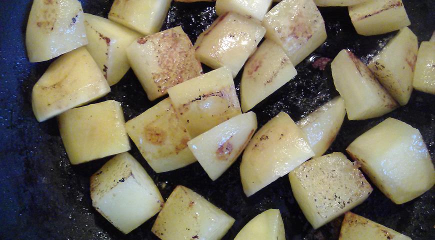 Обжарить нарезанный картофель, выложить к остальным овоща, добавить чечевицу