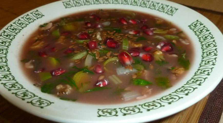 Холодный суп с зеленью и гранатовым соком готов к подаче