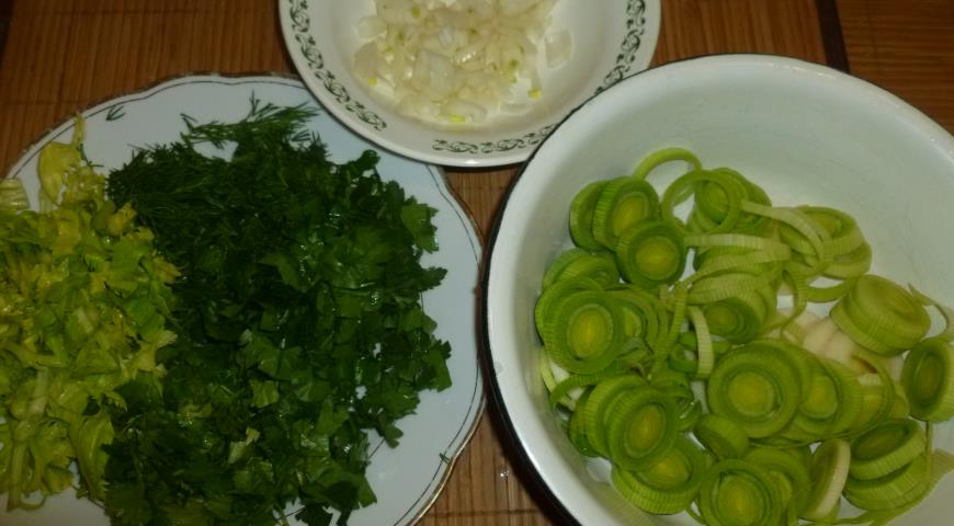 Нарезать ингредиенты для приготовления супа с зеленью