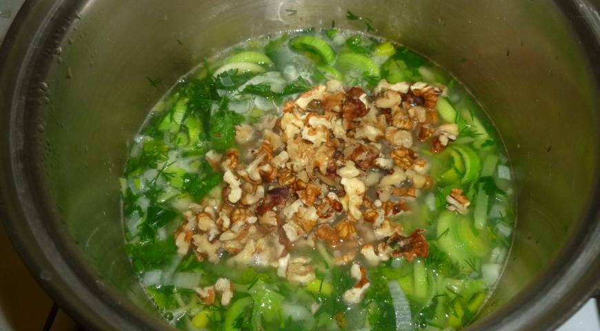 Добавить в суп с зеленью рубленые орехи, гранатовый сок и муку