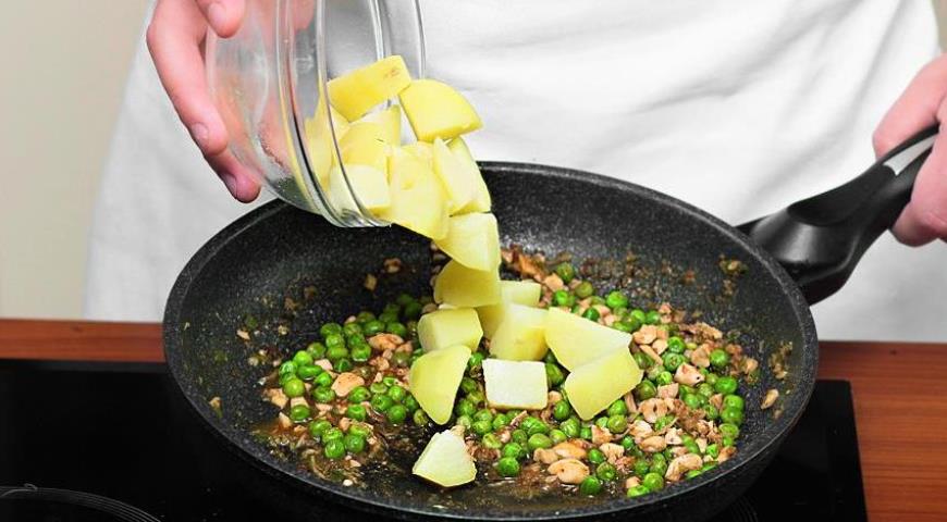 Фото приготовления рецепта: Самоса с картофелем и горошком, шаг №3