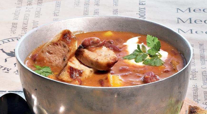 Фасолевый суп с колбасками-гриль 