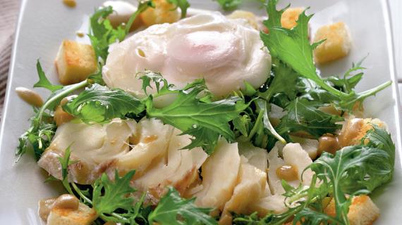Салат из копченой трески с яйцами-пашот и крутонами