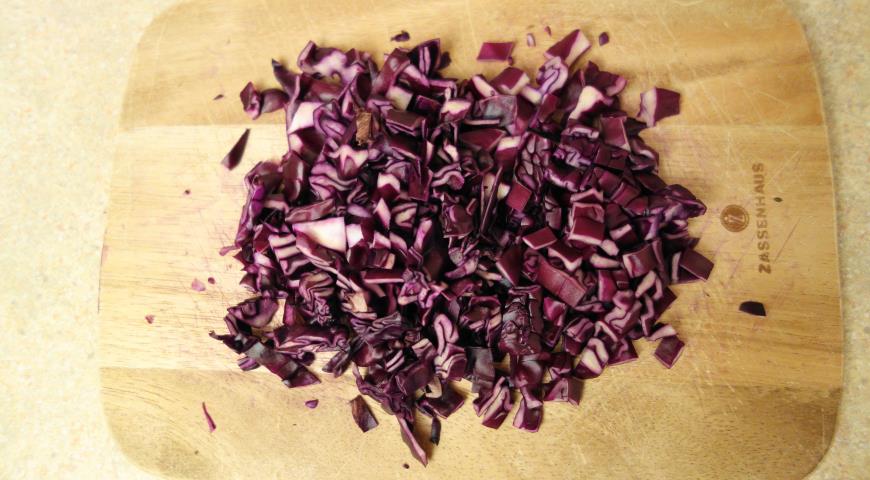 Нашинковать краснокочанную капусту для приготовления салата