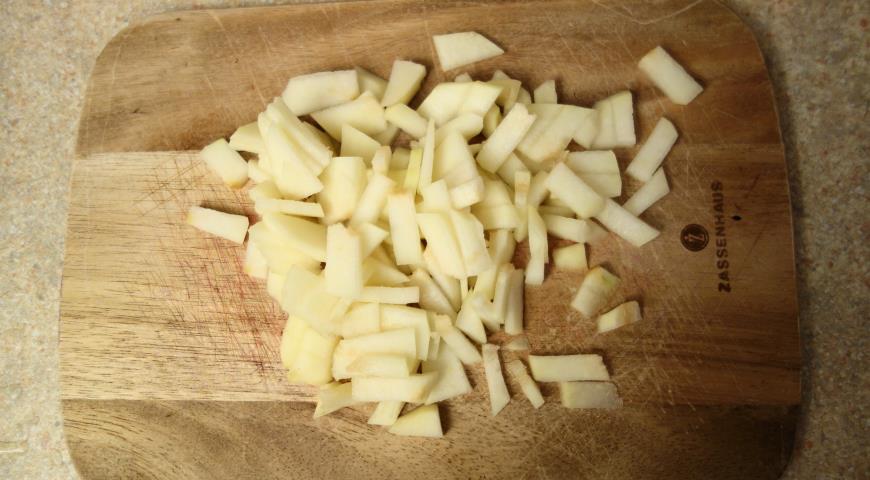 Тонко нарезать грушу для приготовления салата