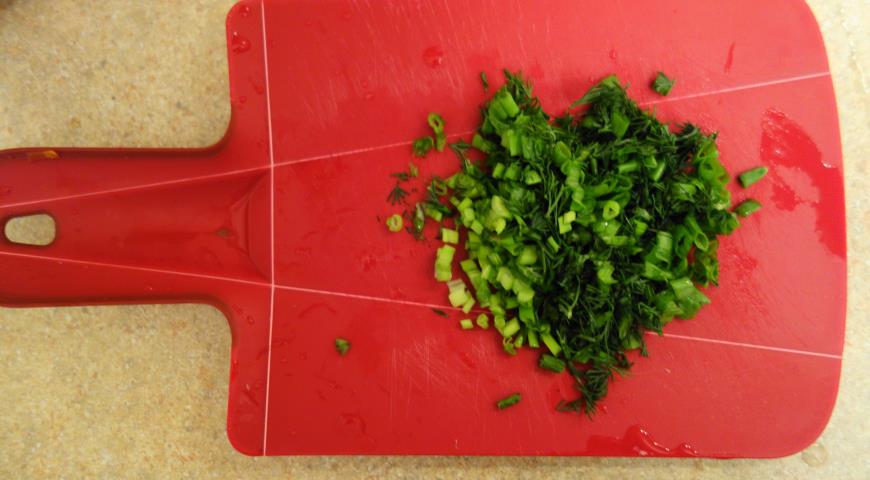 Нарезать укроп и зеленый лук, для картофельных оладий