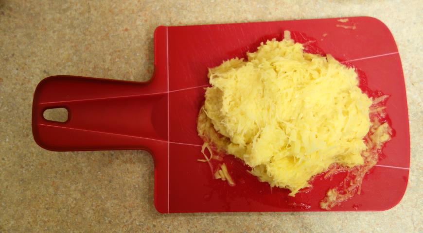 Натереть картофель на мелкой терке для приготовления оладий