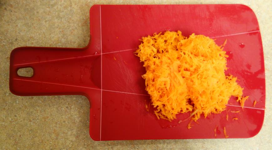 Натереть морковь на мелкой терке для приготовления оладий