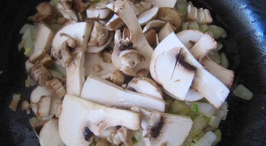 Обжарить грибы и лук на растительном масле для приготовления гречников