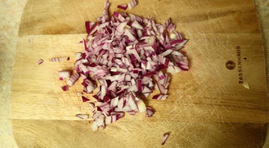 Мелко нарезать лук для приготовления салата